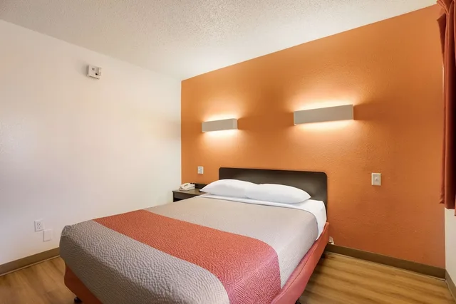 1 Full Bed Premium, Micfridge، Motel6 Orlando, FL - International Dr 6/9