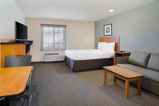غرفة بسرير مزدوج لذوي الإعاقة، WoodSpring Suites Columbus North I-270 1/3