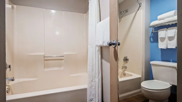 غرفة كبيرة بسرير كينج مع أريكة، Best Western Ocala Park Centre 3/3