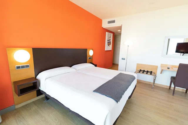 غرفة حصرية بسريرين منفصلين بإطلالة على الشاطئ، Maritimo Ris Hotel and Apartments 1/8
