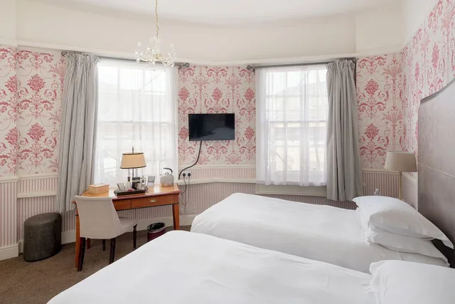 غرفة سوبيريور بسرير كينج، The Royal Hotel 3/6