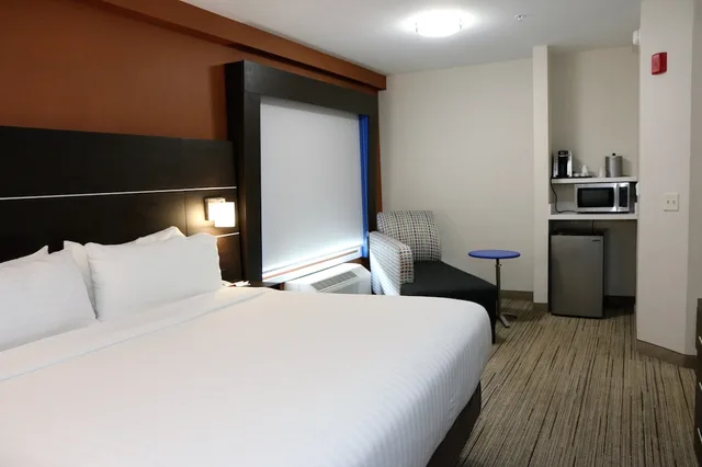 غرفة قياسية بسرير كينج لذوي الإعاقة، Holiday Inn Express Suites Alabaster 2/3