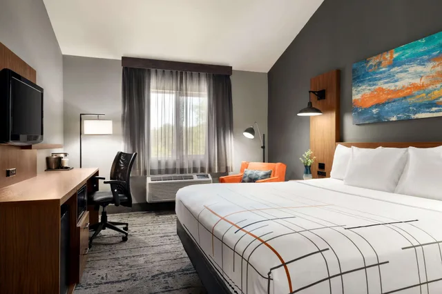 غرفة بسرير كينج بمطبخ صغير، La Quinta Inn And Suites by Wyndham Salem OR 1/5