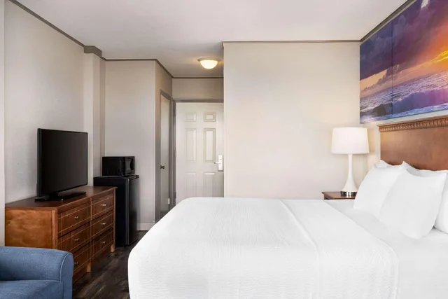 Room, King Bed, Street Side View، Days Inn by Wyndham Ocean City Oceanfront 1/1