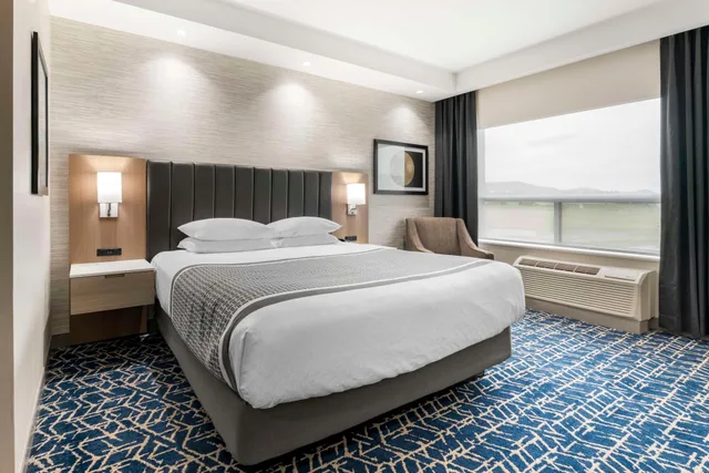 Mini, King Bed, Sofa, Bathtub, Accessible، Best Western Premier Route 97 Vernon 1/5