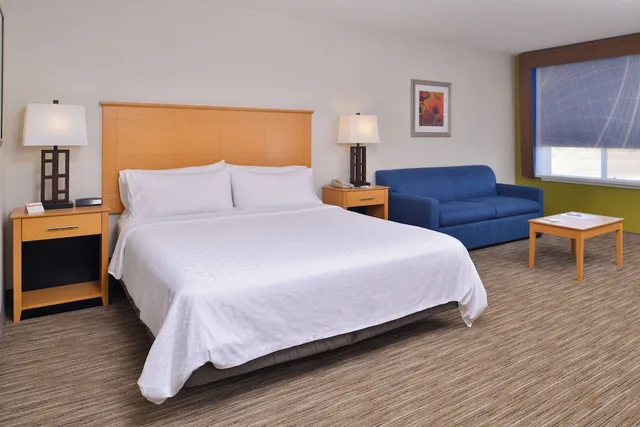 غرفة قياسية بسرير كينج مع أريكة، Holiday Inn Express Stockton Southeast 1/4