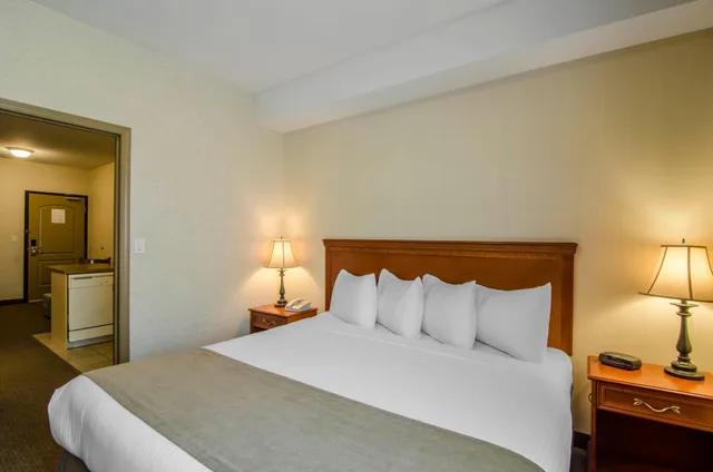 Suite, King Bed, Sofa, Quality Inn & Suites Grande Prairie 2/2