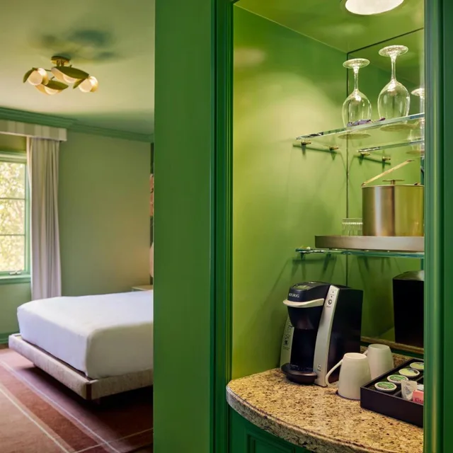 Orchard, King Bed, Carlton Hotel 4/4