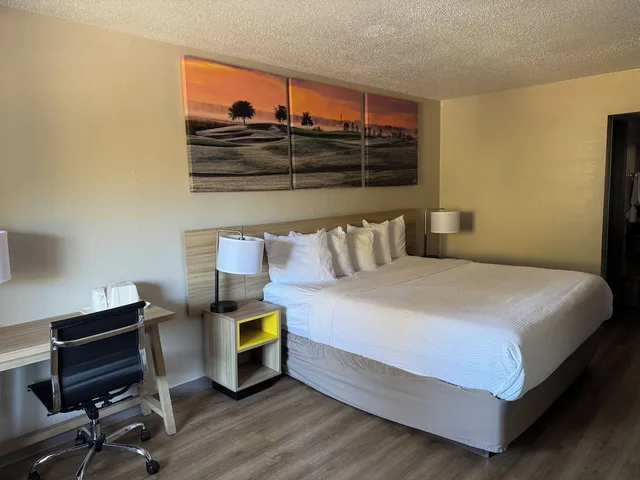 Room, King Bed, Days Inn by Wyndham Brooksville/Dade City 3/4