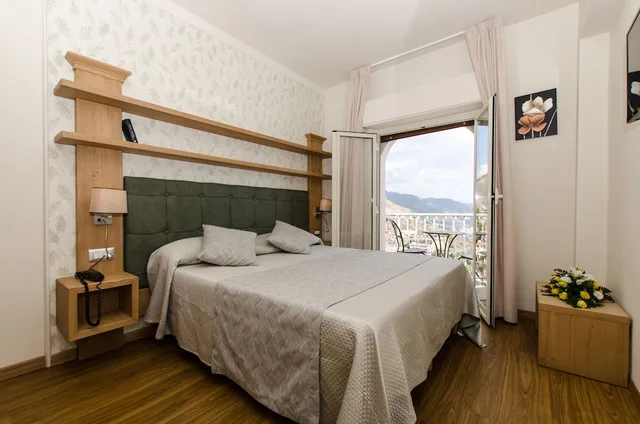 Deluxe, Double Bed, Sea View, Terrace, Splendid Hotel Taormina 2/4