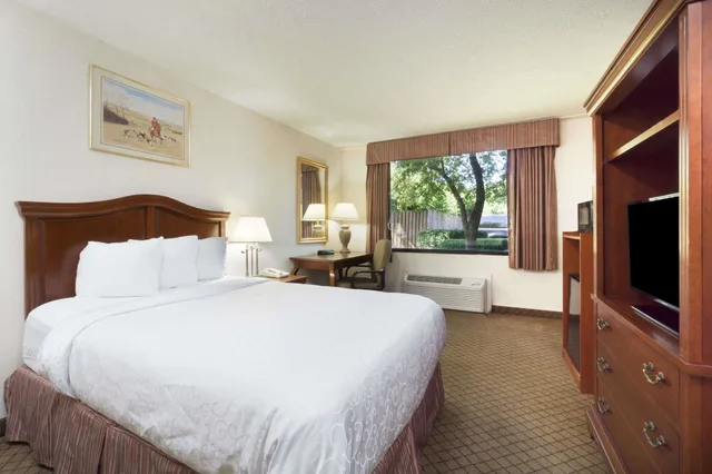 Standard, King Bed, Days Inn by Wyndham Columbus Airport 1/5