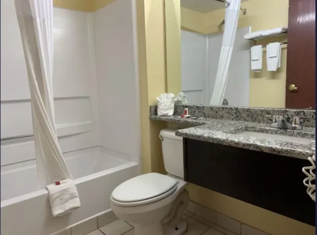 استوديو بسريرين كوين، Days Inn And Suites By Wyndham Tampa Raymond James Stadium 2/3