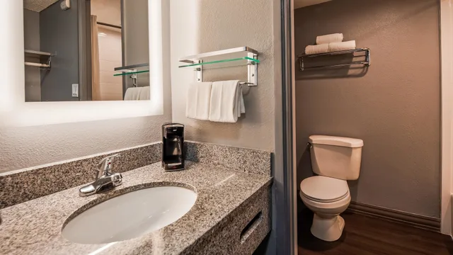 غرفة قياسية بسريرين كوين بشرفة للمدخنين، Best Western Yacht Harbor Hotel 7/9