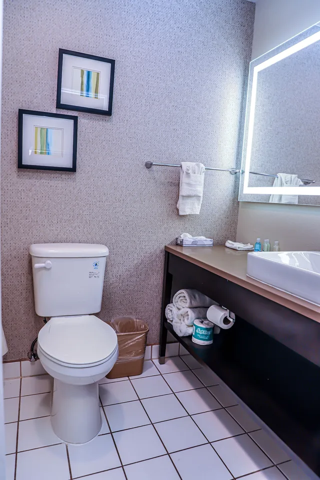 جناح بسرير كينج مع أريكة بحوض جاكوزي بحوض استحمام، Quality Inn & Suites Camarillo-Oxnard 4/6