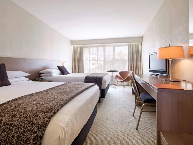 غرفة بسريرين مزدوجين بإطلالة على الحديقة، Movenpick Queenstown 1/6