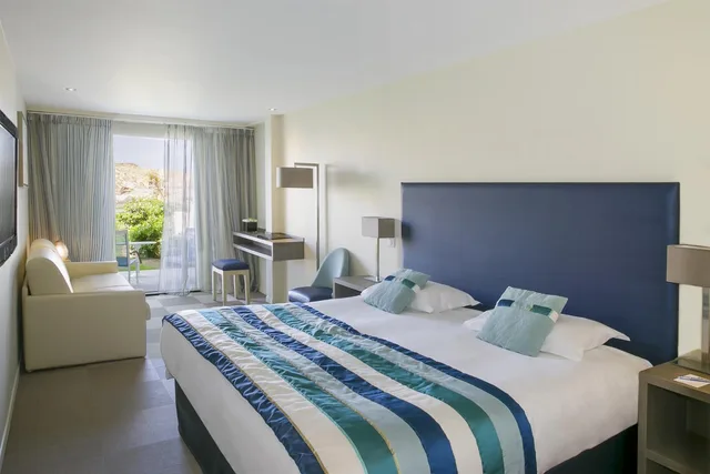 غرفة عائلية بسرير كينج بإطلالة على البحر بشرفة مع أريكة، Best Western Premier Santa Maria 1/3