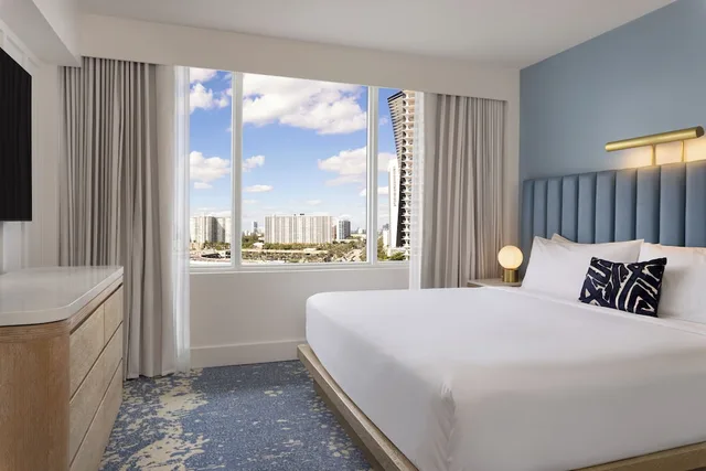 Renovated, Junior Suite, King Bed, City View, Sofa، The Sunny Miami Sunny Isles Beach, Curio Collection by Hilton 2/6