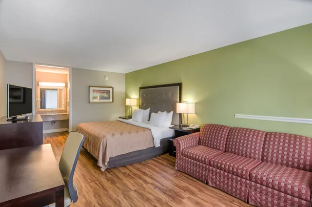 غرفة قياسية بسرير كينج، Quality Inn Roanoke Airport 2/4