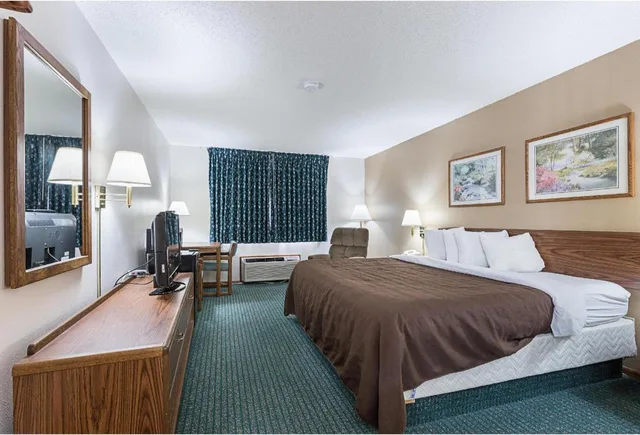جناح بسرير كينج مع أريكة، Motel6 Kewanee, IL 1/8