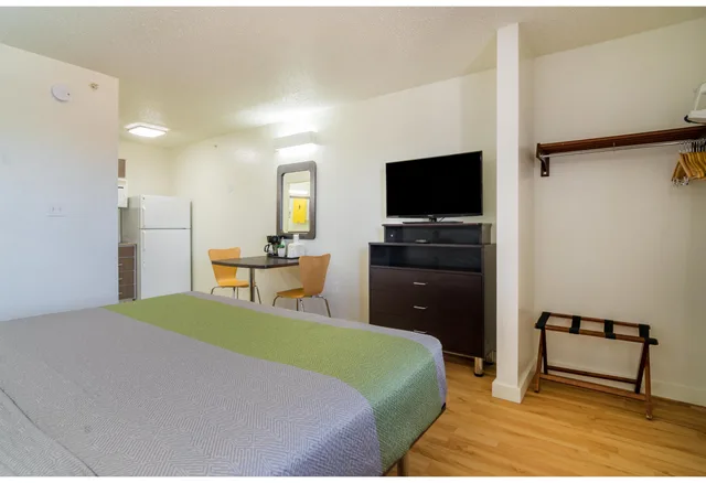 1 King Bed Mobility Accessible Tub, Nsmk، Studio6 Plano, TX - Dallas - Plano Medical Center 1/4