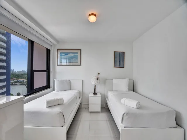 شقة سكنية بسريرين كوين وسريرين منفصلين بإطلالة على البحر مع أريكة، The Alexander All Suite Oceanfront Resort 1/2