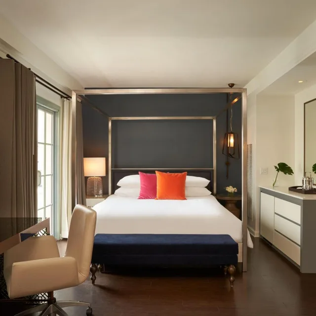 Oasis, Guest Room, Deluxe, King Bed, Sofa, Pool Access، Hotel Colonnade Coral Gables Autograph Collection 2/3
