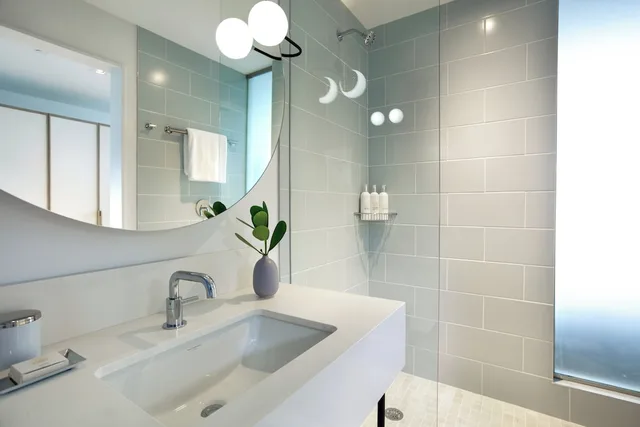 غرفة بريميوم بسرير كوين بشرفة، Kimpton Hotel Palomar South Beach 4/5