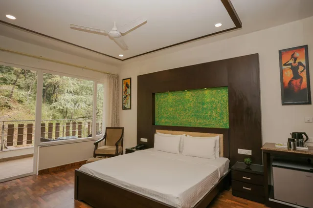 غرفة بريميوم بسرير مزدوج بشرفة، The Grand Shiva Resort 1/1