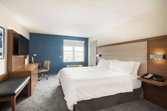 غرفة قياسية بسرير كينج لذوي الإعاقة، Holiday Inn Express & Suites Boston - Cambridge 1/3