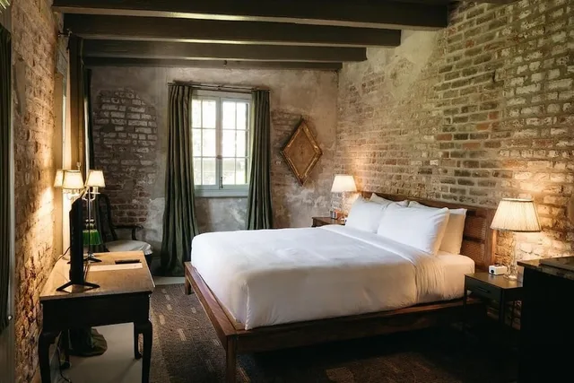 Room, King Bed, Courtyard View, Bathtub, The Celestine 2/2