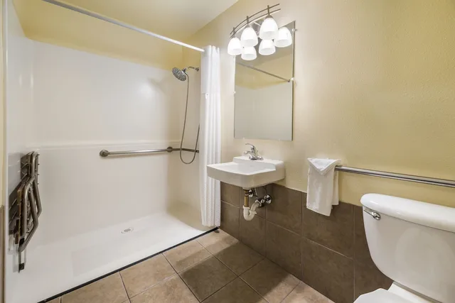 غرفة بسرير كوين لذوي الإعاقة، Quality Inn and Suites near NAS Fallon 4/4