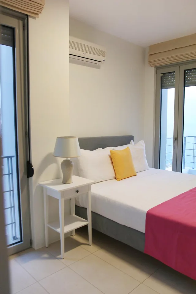 غرفة بسرير مزدوج بإطلالة على البحر، Vivian Art Apartments 1/4