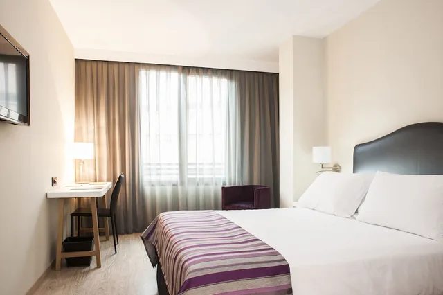 غرفة مفردة بسريرين منفصلين، Exe Moncloa Hotel 2/4