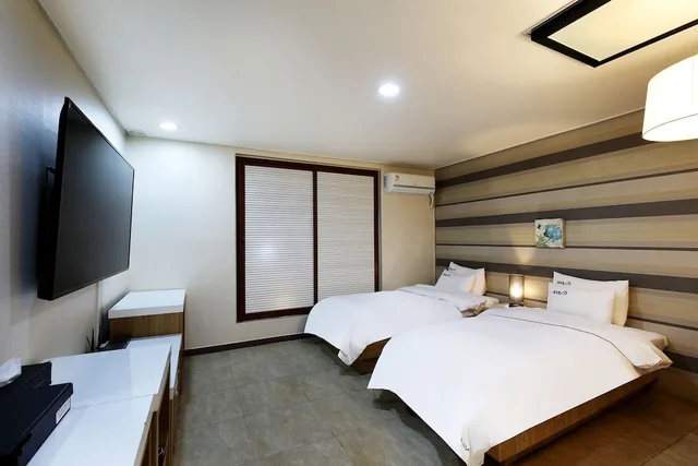 غرفة قياسية بسرير كوين، White Tourist Hotel 2/4