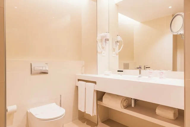 شقة سوبيريور بسرير كوين وسريرين منفصلين بغرفتي نوم، The Patio Suite Hotel 4/4