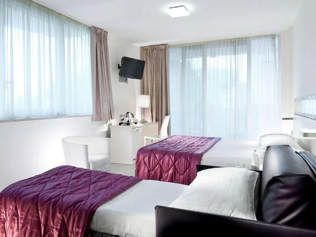 Superior, Double Bed, Lateral Side Sea View, Balcony، MERCURE RIMINI ARTIS 7/10