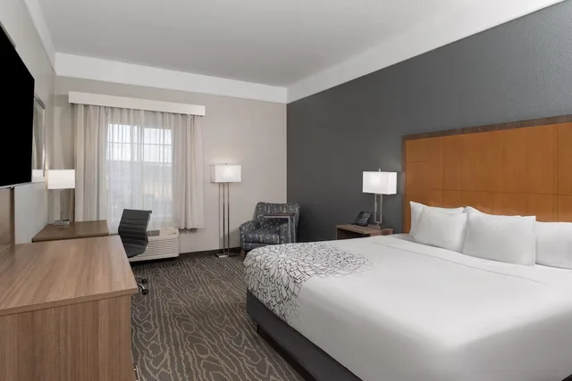 غرفة بسرير كينج لذوي الإعاقة، La Quinta Inn & Suites by Wyndham Gallup 2/10
