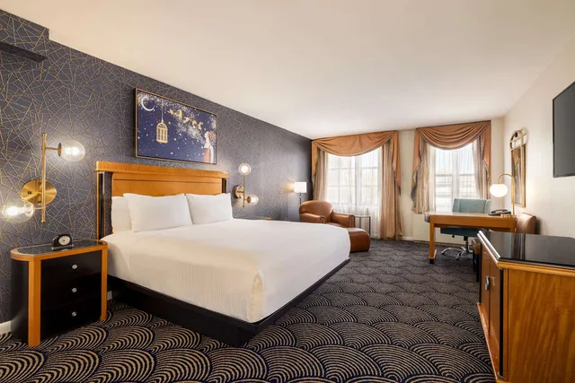 Suite, King Bed, Sofa, Inn At Great Neck 1/3