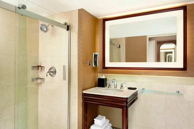 غرفة بسرير كوين، SHERATON CENTRE TORONTO 13/14