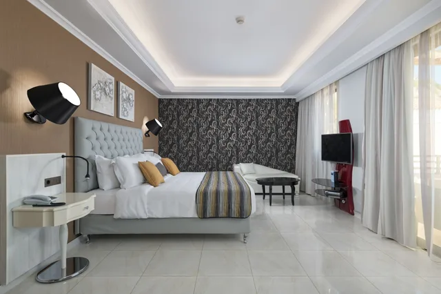فيلا بريميوم بسرير كينج وسرير كوين بمسبح خاص، La Marquise Luxury Resort Complex 1/3