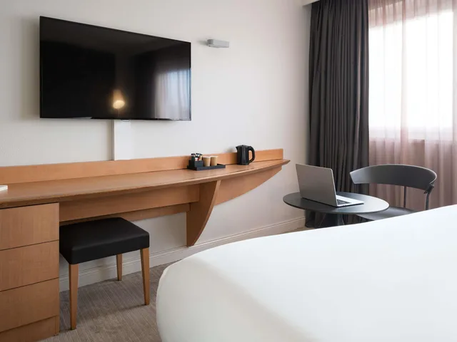 Standard, Twin Beds, Sofa, Mercure Paris La Defense 4/5