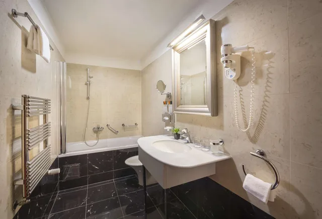 جناح ديلوكس فاخر بسرير كينج مع أريكة، Best Western Premier Hotel Astoria 2/2