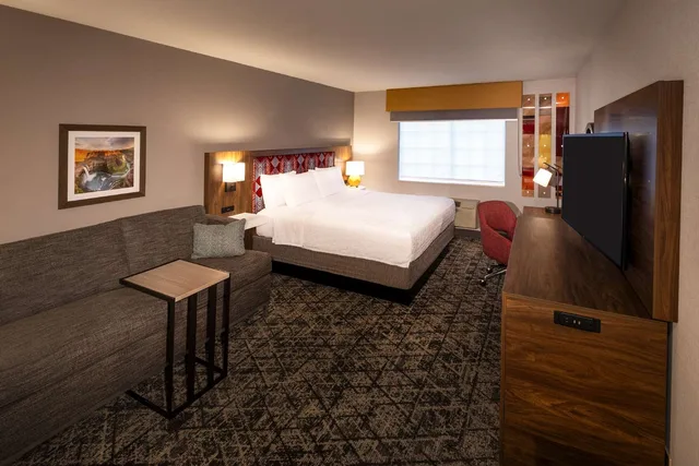 Room, King Bed, Sofa, Bathtub, Accessible, Hampton Inn Pullman, WA 1/2