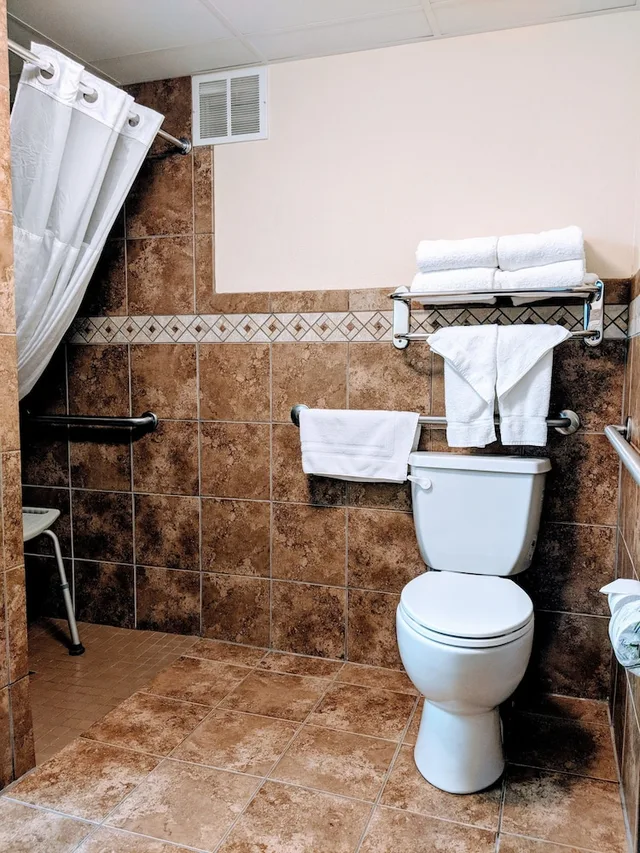 غرفة بسرير كوين لذوي الإعاقة، AmericInn by Wyndham Grand Forks 3/3