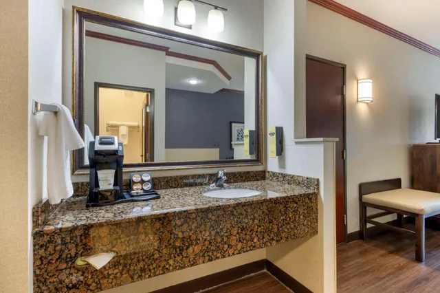 Spa, King Bed, Pool Access، Best Western Plus Northwind Inn Suites 9/10
