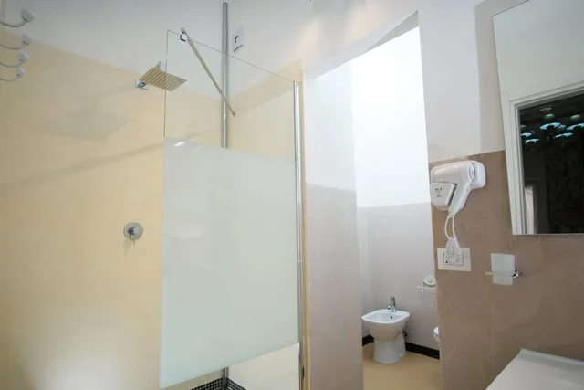 Chic, King Bed, Private Bathroom، Milano Affittacamere 2/4