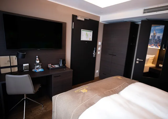 City, Queen Bed, Skyline Hotel 5/8
