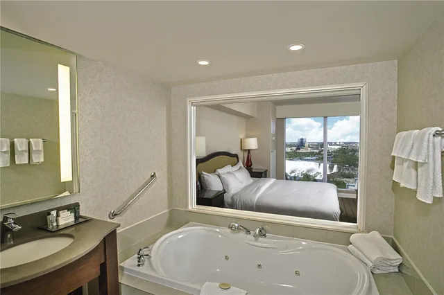 Premium, King Bed, Canadian Us Falls View, Hot Tub، Hilton Niagara Falls/ Fallsview Hotel and Suites 3/3