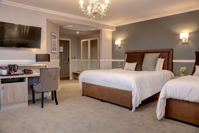غرفة قياسية بسرير كينج وسرير فردي لذوي الإعاقة، Best Western Plus Kenwick Park Hotel 1/4