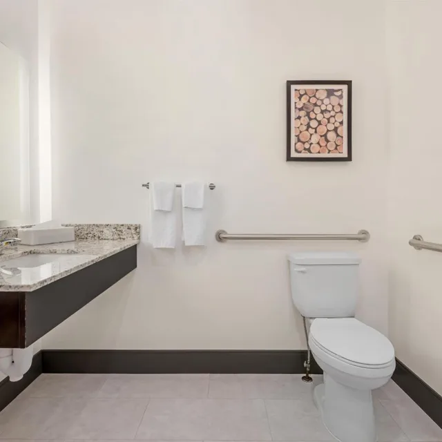 غرفة بسرير كينج بحوض استحمام لذوي الإعاقة، Best Western Plus Isanti 6/8